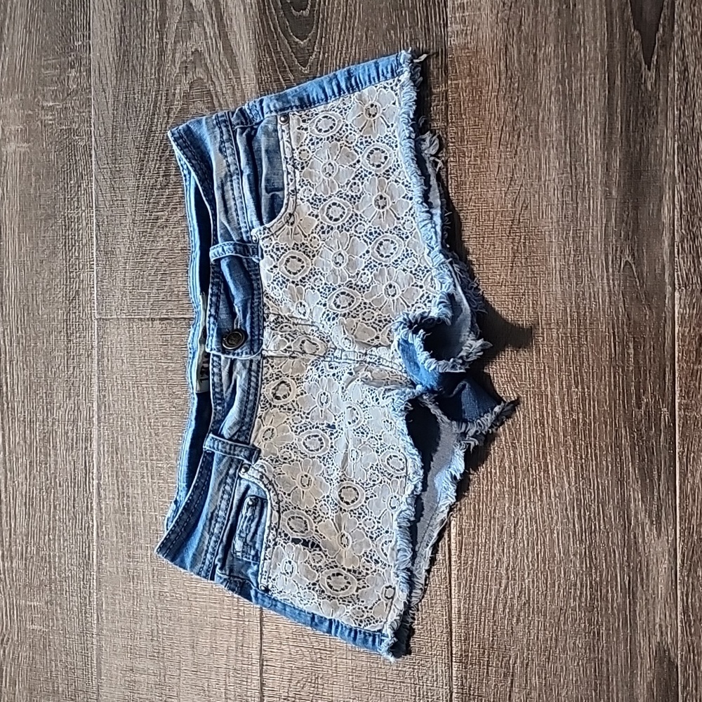 🌴 1st Kiss low rise, stretch denim Shorts 🌴